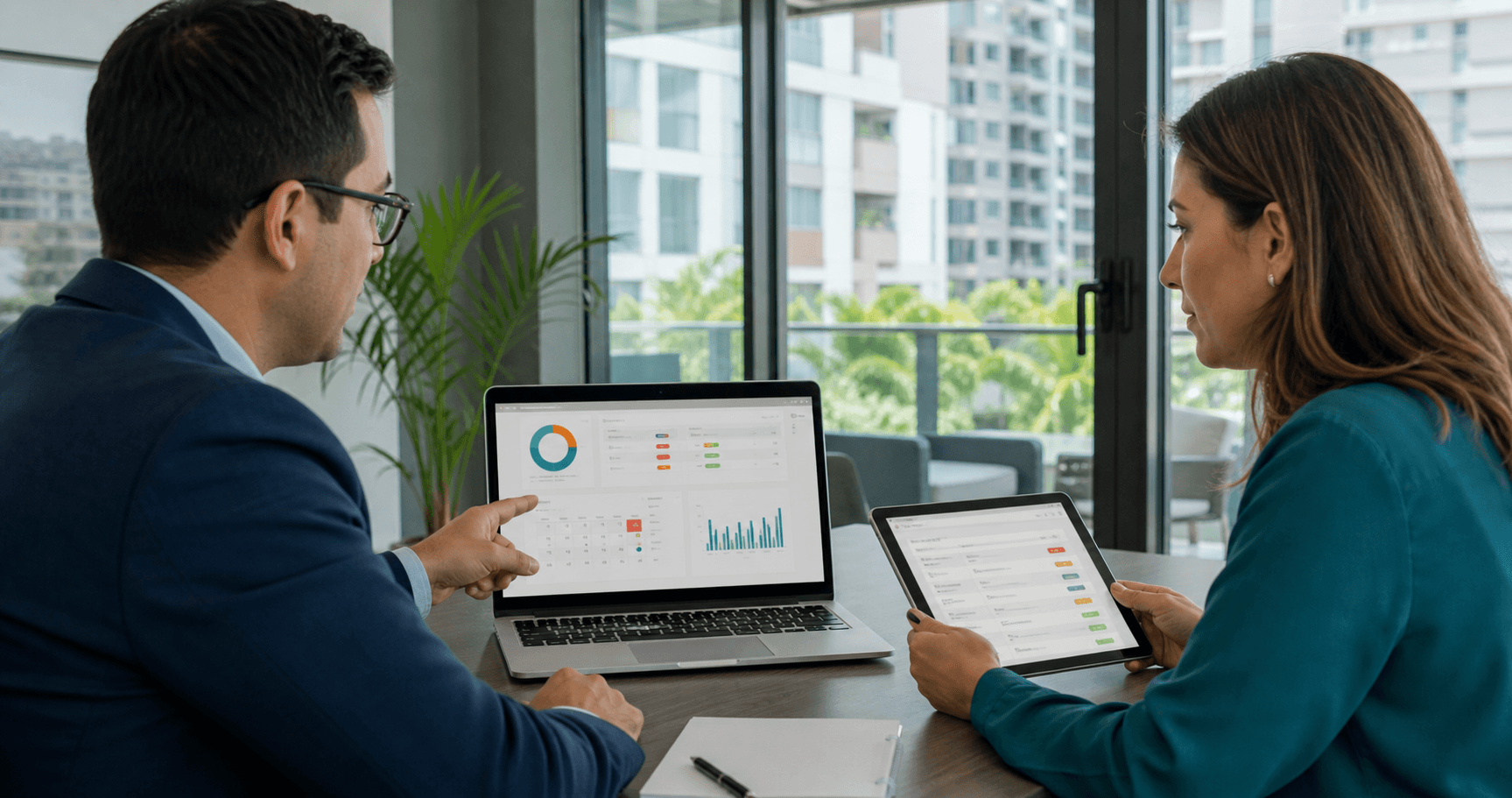 Administradora y miembro de junta revisando un dashboard de compliance documental con vencimientos y alertas para un condominio